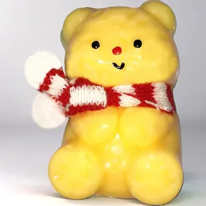 Dettaglio di un simpatico giocattolo antistress a forma di orsetto giallo con sciarpa