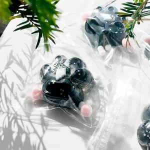 Dettaglio di squishy a forma di zampa di gatto in cristallo nero con stelle e glitter