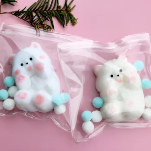 Simpatico cane bianco giocattolo antistress con finiture floccate e lisce per il relax.
