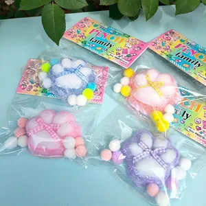 Gedetailleerd overzicht van kleurrijke pluche kattenpoot squishy speeltjes voor ontspanning