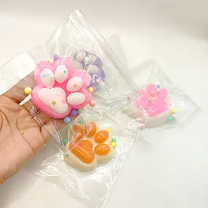 Gros plan de jouets squishy en forme de patte de chat pour le soulagement du stress