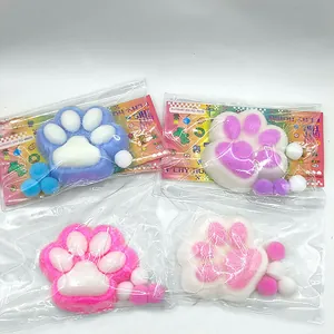 Détail de quatre jouets squishy en forme de patte de chat colorés dans un emballage individuel