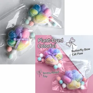 Bunter, beflockter Regenbogen-Katzenpfoten-Squishy mit lila karierter Schleifendekoration