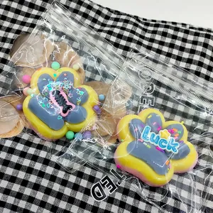 Vue détaillée de jouets squishy patte de chat souples pour le stress avec motifs mignons