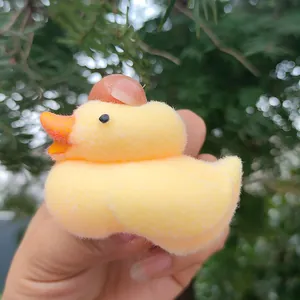 Λεπτομέρεια της μαλακής υφής του κίτρινου squishy παπιού για ανακούφιση από το άγχος