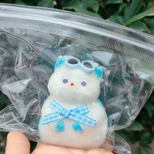 Primer plano de un lindo juguete de gato blanco blando con gafas de sol en bolsa