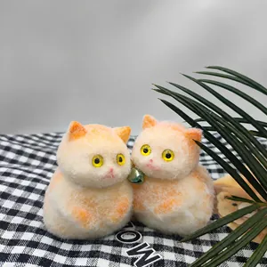 Primer plano detallado de dos adorables gatos blandos naranjas con textura de peluche.