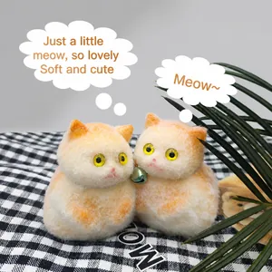 Vue détaillée de deux adorables squishies chat orange à texture pelucheuse pour stress.
