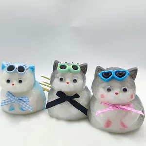Detalle de tres lindos juguetes squishy de gatos de dibujos animados para el estrés