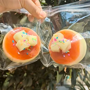 Nahaufnahme von zwei realistischen Soufflé-Pfannkuchen-Squishy-Spielzeugen in Verpackung