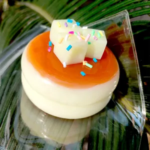 Nahaufnahme von realistischem Soufflé-Pfannkuchen-Squishy-Spielzeug mit Streuseln
