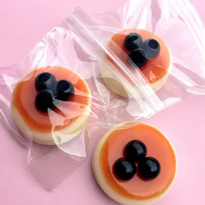 Nahaufnahme von Soufflé-Pfannkuchen-Squishy-Spielzeug mit Blaubeeren in der Verpackung