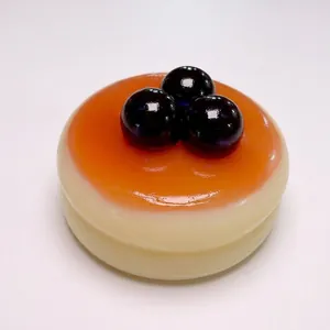 Detailansicht eines realistischen Karamell-Blaubeer-Soufflé-Squishy-Kuchen-Spielzeugs