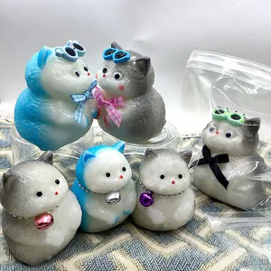 Vista detallada de juguetes squishy de gatos para aliviar el estrés y divertirse mucho