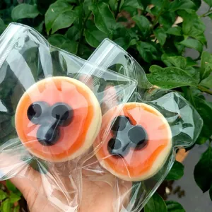 Detaillierte Makroansicht von Simulations-Soufflé-Squishy-Kuchen in Klarsichtverpackung