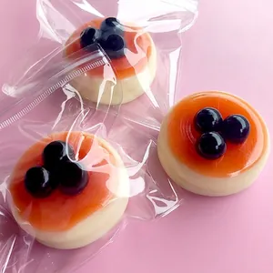 Detaillierte Ansicht bunter Fake-Creme-Soufflé-Kuchen-Quetschspielzeuge in Verpackung