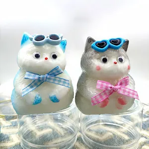Primer plano de squishies de gatos con gafas de sol de corazón y lazos para aliviar el estrés