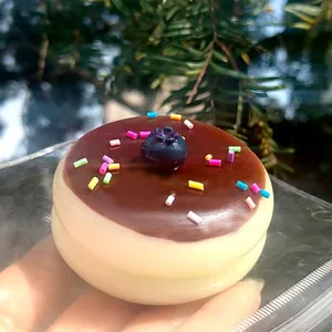 Detaillierte Nahaufnahme eines realistischen Soufflé-Kuchen-Squishy-Spielzeugs
