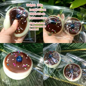 Detailansicht eines realistischen Schoko-Donut-Squishy-Spielzeugs mit bunten Streuseln zum Stressabbau.