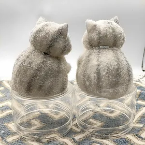 Detalle posterior de juguetes blandos de gato peludo gris para decoración antiestrés