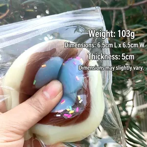 Detaillierte Ansicht des simulierten Soufflé-Squishy-Kuchens mit Maßen und Gewicht