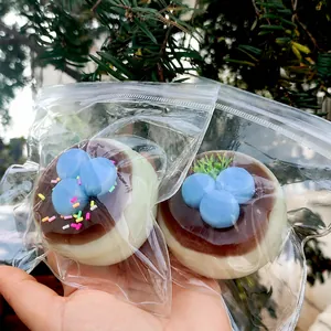Detailansicht von simulierten Blaubeer-Soufflé-Squishy-Spielzeugen in Folie