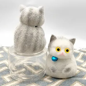 Vista detallada de adorables gatos de juguete antiestrés con textura de pelo real