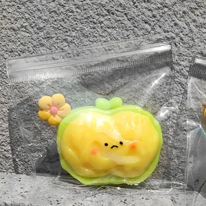 Κοντινό πλάνο χαριτωμένου πράσινου μήλου squishy από σιλικόνη για ανακούφιση από το άγχος.