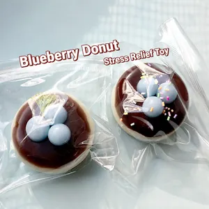 Detaillierte Nahaufnahme von simulierten Heidelbeer-Soufflé-Squishy-Kuchen-Spielzeugen