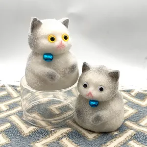 Detalle de dos lindos juguetes antiestrés con forma de gato esponjoso muy suave
