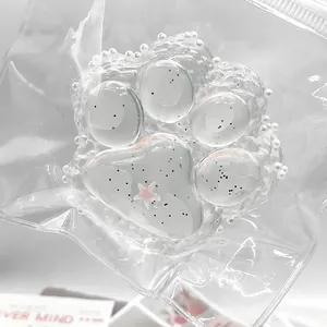 Detaillierte Nahaufnahme eines transparenten Katzenpfoten-Squishy-Spielzeugs zur Stressbewältigung.