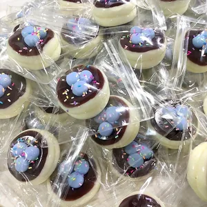 Detailansicht bunter Mini-Soufflé-Squishies, einzeln in durchsichtigem Kunststoff verpackt
