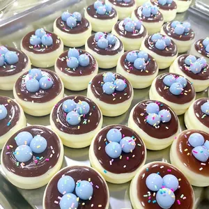 Detailansicht von simulierten Soufflé-Kuchen-Quetschspielzeugen mit bunten Streuseln