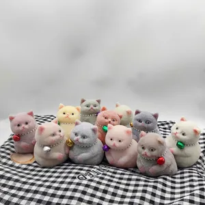 Vista detallada de juguetes squishy de gato 3D realistas en tela de cuadros para el estrés
