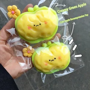 Λεπτομερής προβολή παιχνιδιού squishy μήλο σε διαφανή πλαστική συσκευασία για άγχος