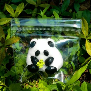 Close-up van een schattige panda squishy speeltje met een bamboescheut in een zakje
