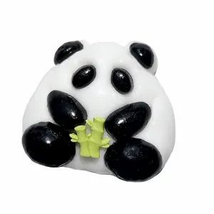 Hoge kwaliteit close-up van een schattige panda squishy speeltje met bamboe voor stressverlichting