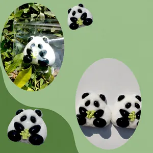 Detail van een zacht panda-stressspeeltje met een bamboescheut voor stressverlichting