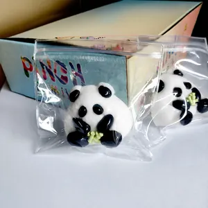 Gedetailleerd aanzicht van een schattig panda knijpspeeltje met bamboescheuten tegen stress