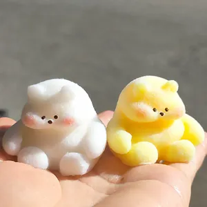 Primo piano di giocattoli antistress a forma di orsetto bianco e giallo con texture