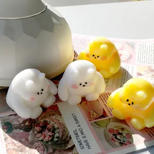 Dettaglio di quattro simpatici squishy a forma di orsetto nei colori bianco e giallo