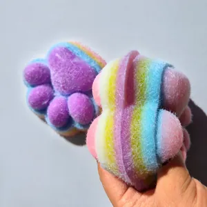 Primo piano del giocattolo antistress a zampa di gatto arcobaleno e sua trama