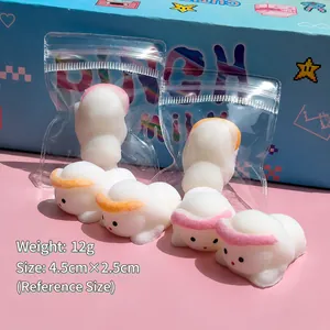 Primo piano di un morbido orsetto squishy bianco con cappello colorato di dimensioni compatte
