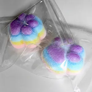 Vista macro dettagliata del giocattolo antistress a forma di zampa di gatto arcobaleno