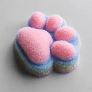 Primer plano detallado de juguete antiestrés de pata de gato arcoíris con textura suave