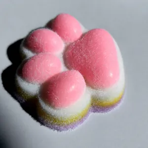 Primo piano di un giocattolo squishy a zampa di gatto arcobaleno con morbida texture floccata