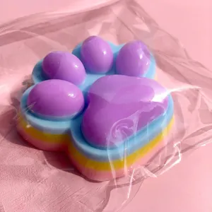 Dettaglio ravvicinato dello squishy zampa di gatto arcobaleno con strati colorati