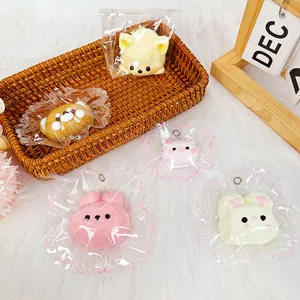 Primo piano di vari giocattoli squishy a forma di animale in confezioni floreali