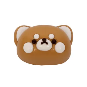 Primo piano di un simpatico giocattolo antistress in silicone a forma di orso bruno