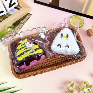 Close-up van schattige squishy speelgoed in voedselvorm met kleurrijke crème versiering